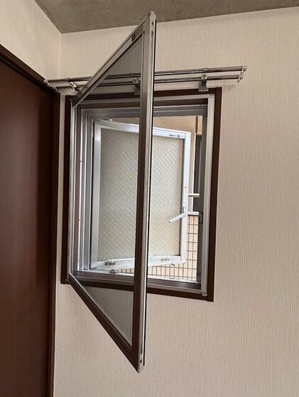 その他部屋・スペース　角部屋につき小窓有り