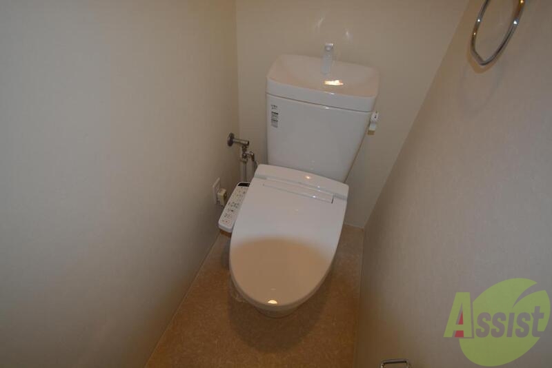トイレ　真っ白ウォシュレット付きトイレです