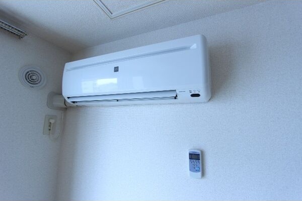 その他設備　夏もカラッと快適♪エアコン付きです！※設備外