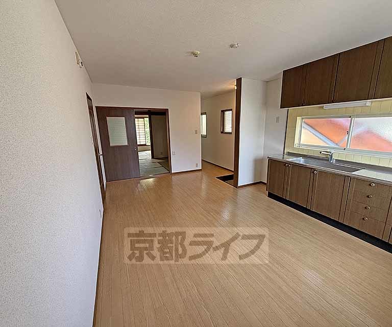 居室・リビング　窓も多くお部屋も明るいです