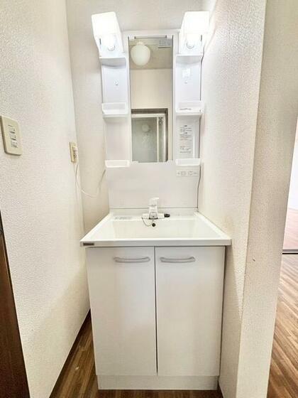 洗面設備　クリーニング前の写真です。