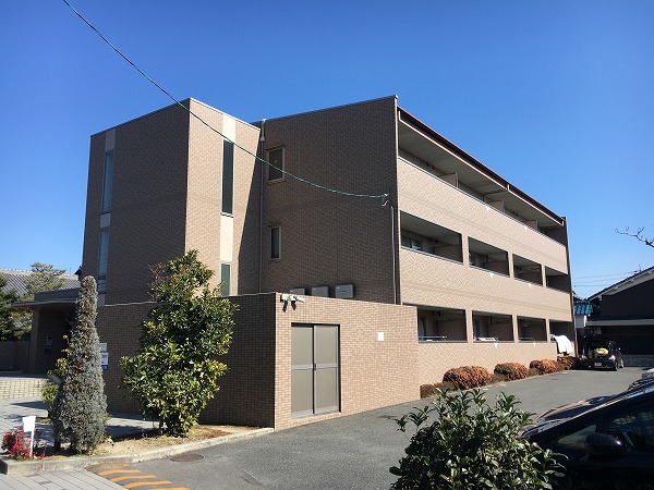 建物外観　JR向日町駅徒歩13分。オートロックと防犯カメラ完備の3階建