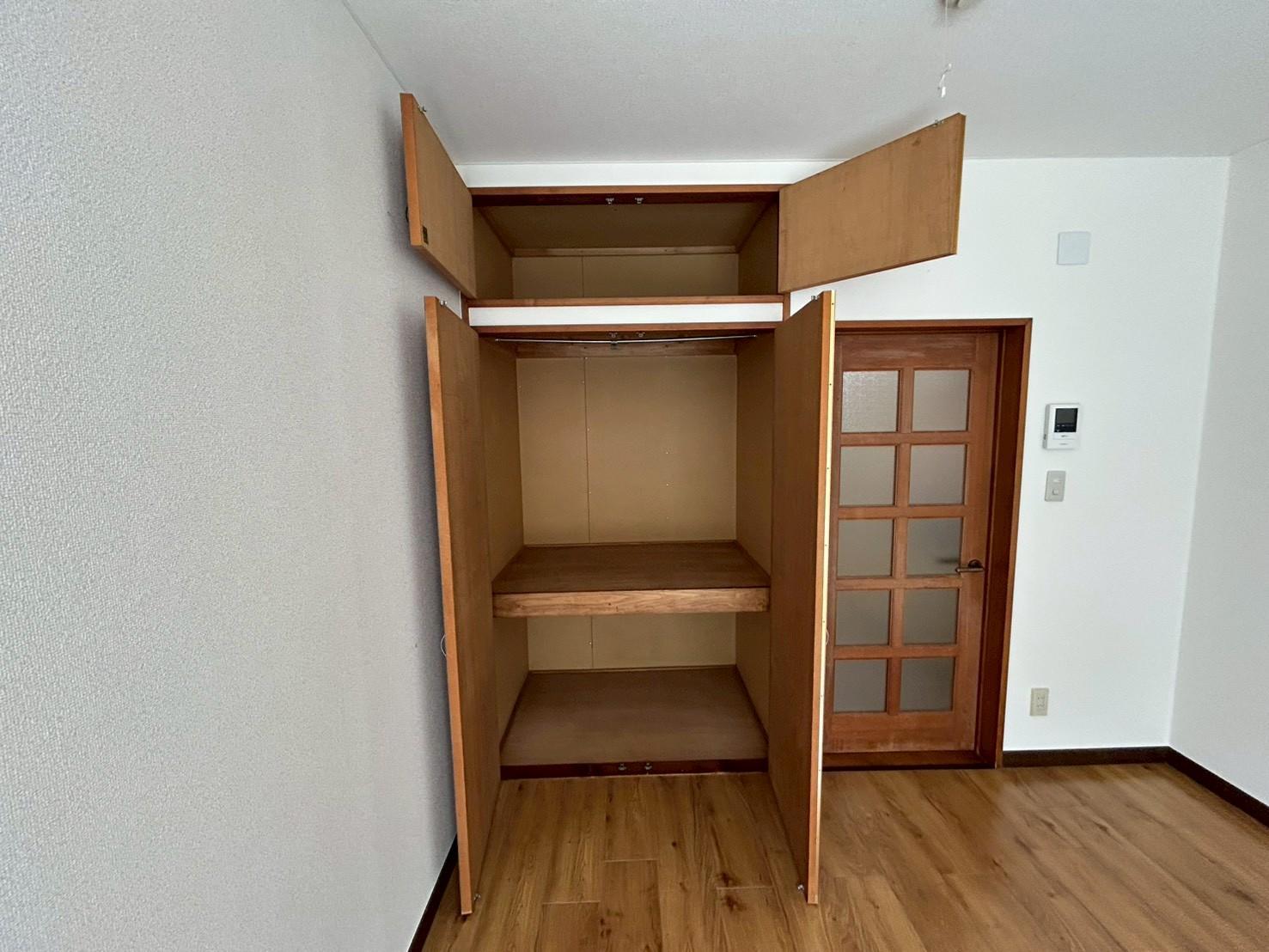収納　上部にも荷物が入れられる収納付きです