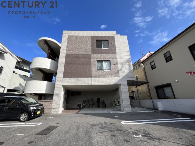 建物外観　オートロックで外部の人間が簡単に出入りできないため安心です。