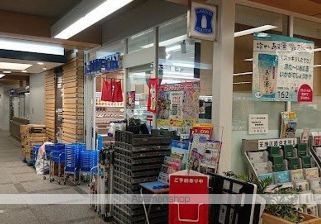 コンビニ　ローソン港区役所庁舎店（コンビニ）まで338m