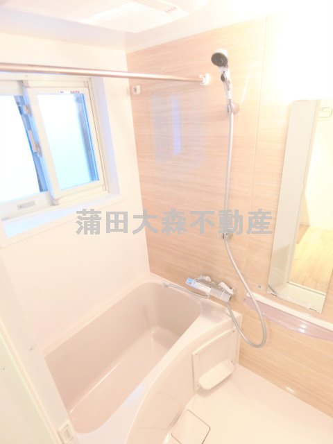 バス・シャワールーム　追焚+浴室乾燥機と窓のあるバスルーム　お風呂