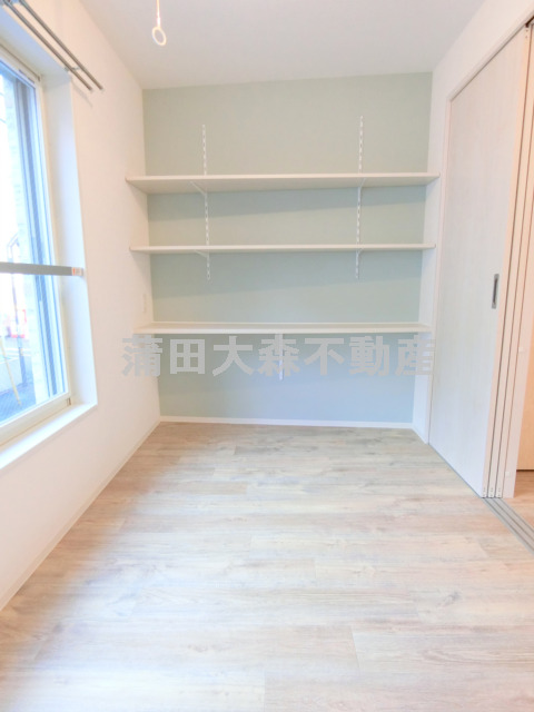 その他　洋室4.5帖の寝室　棚収納付