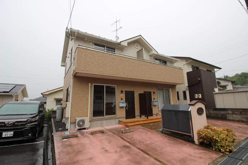 建物外観　2階建ての建物