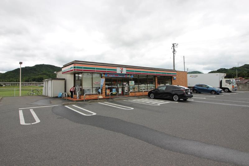 コンビニ　セブンイレブン（コンビニ）まで650m