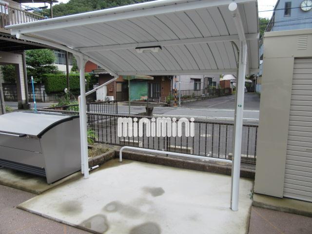 その他共有部分　建物の前には駐輪場があります。