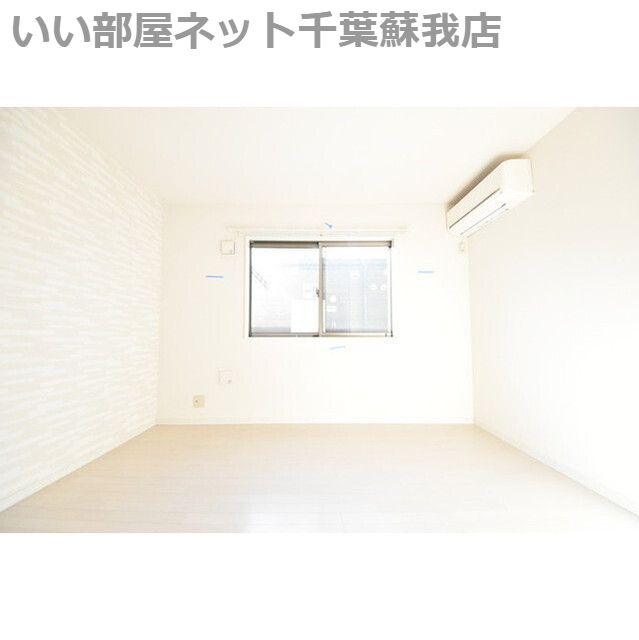 ＪＲ内房線 本千葉駅 徒歩7分 2階建 築12年の居間写真