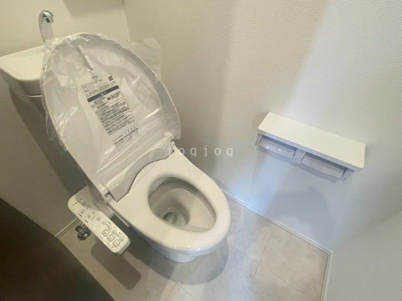 トイレ　嬉しい温水洗浄便座付きのトイレです。