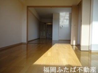 エース五番館の居間写真