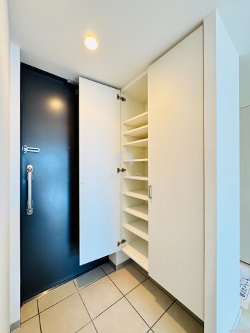 玄関　同マンション別部屋　参考写真