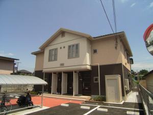 建物外観　こげ茶と白のコントラストがお洒落な外観です