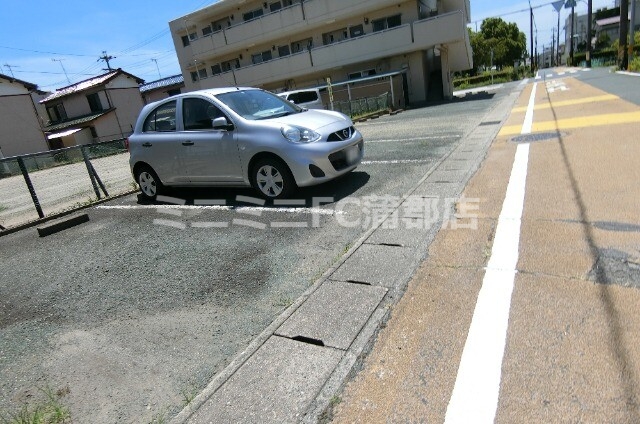 【ガーデンハイツの駐車場】