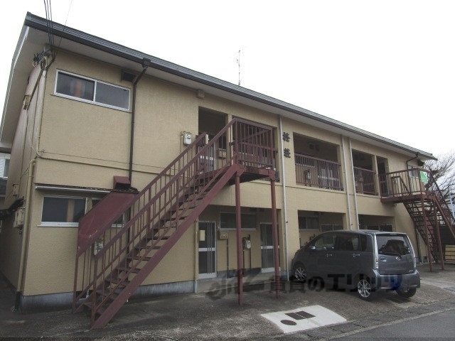 京都市伏見区羽束師古川町のアパートの建物外観