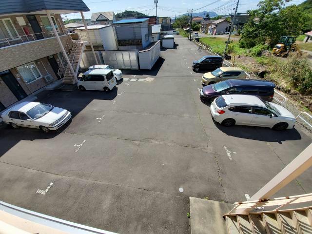 【函館市赤川町のアパートの駐車場】