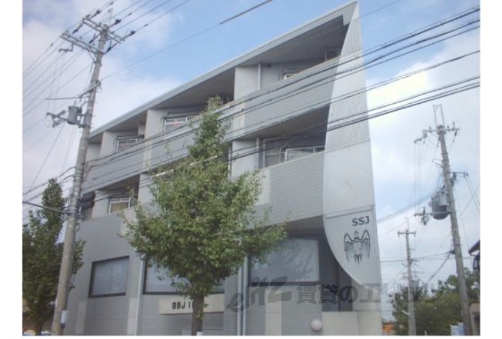 京都市西京区下津林前泓町のマンションの建物外観