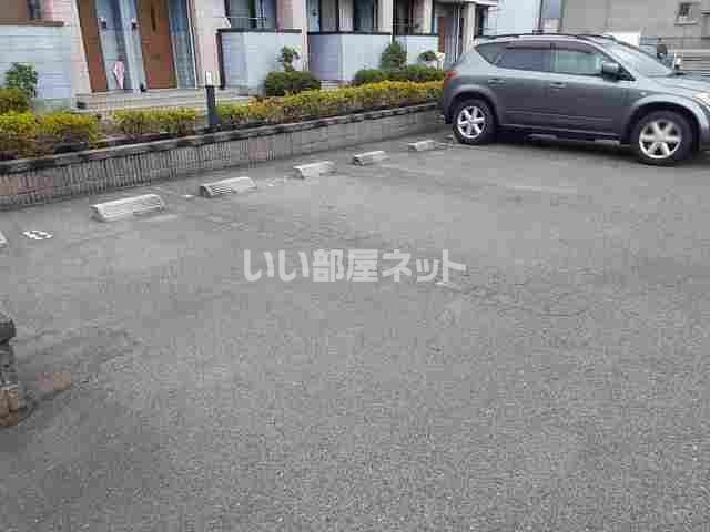 【岸和田市畑町のアパートの駐車場】