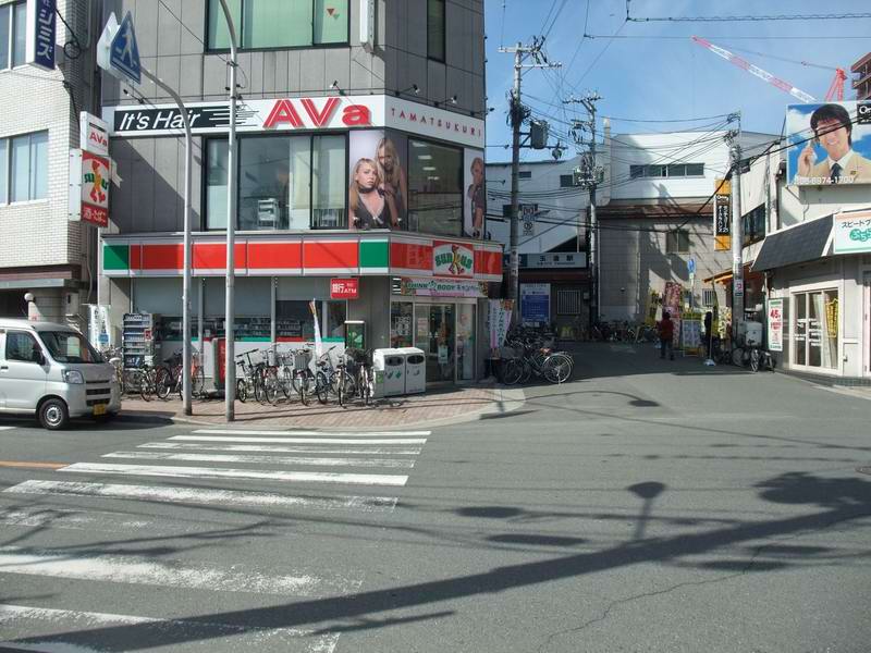 【プレサンス玉造駅前のコンビニ】