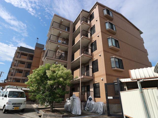 奈良市山陵町のマンションの建物外観