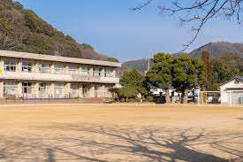 【たつの市龍野町日山のマンションの小学校】