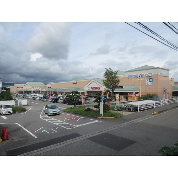 スーパー　フジグラン葛島（スーパー）まで654m