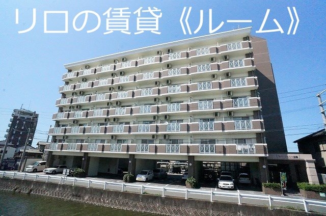 福岡市東区二又瀬新町のマンションの建物外観