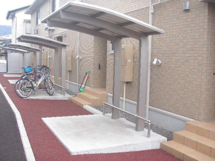 その他設備　駐輪場は各部屋についています