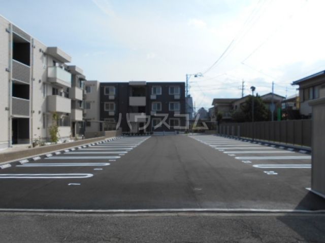 【静岡市駿河区南八幡町のアパートの駐車場】