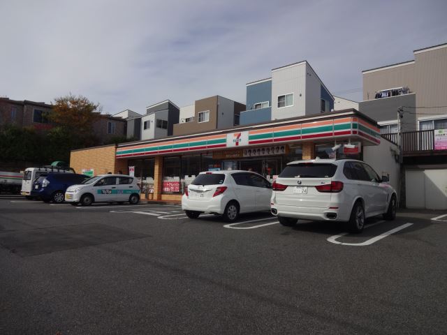 コンビニ　セブンイレブン（コンビニ）まで220m