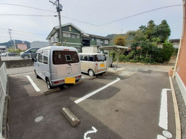 【メゾン　ラフレシールＮの駐車場】