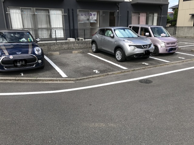 【東温市志津川のアパートの駐車場】