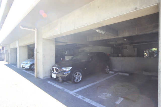 【松山市美沢のマンションの駐車場】