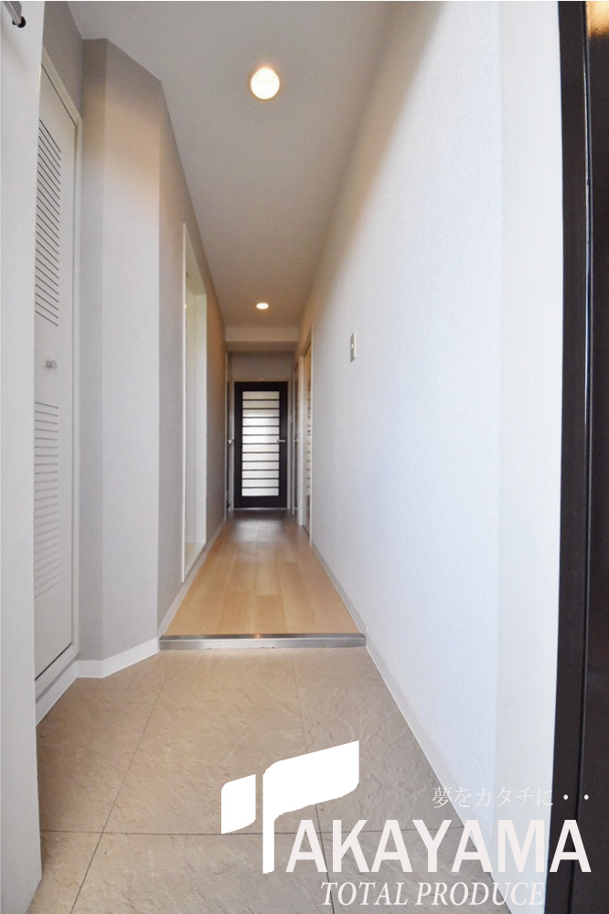 バルコニー　玄関、スーッと続く長い廊下でプライベートを見えにくく★