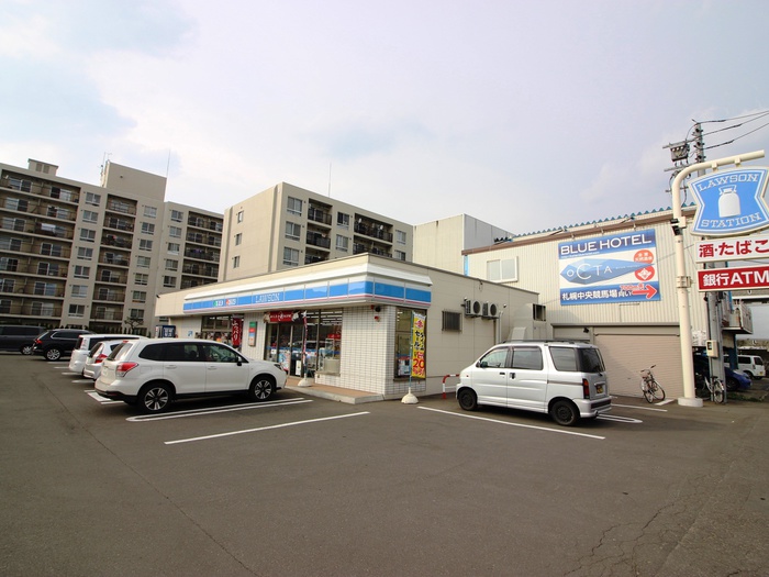 コンビニ　ローソン（コンビニ）まで665m