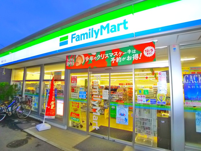 コンビニ　ファミリーマート（コンビニ）まで124m