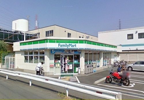 コンビニ　ファミリーマート様（コンビニ）まで60m