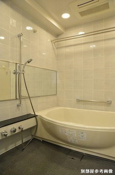 バス・シャワールーム　嬉しい追い焚き・浴室乾燥機付きです♪