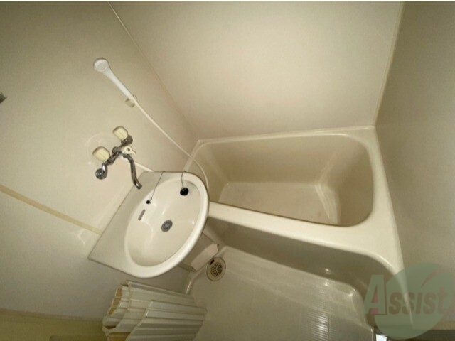 バス・シャワールーム　こちらはお風呂。一日の疲れをここで癒してください。