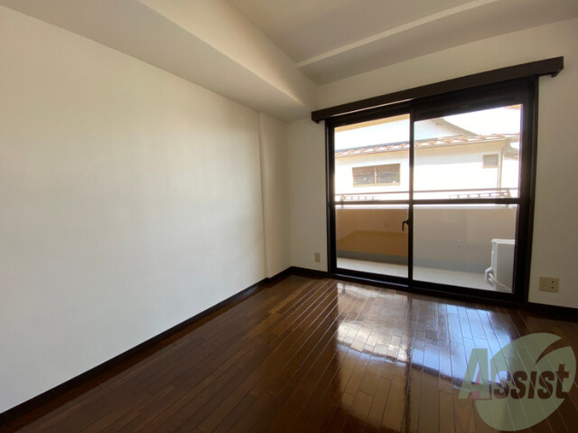 居室・リビング　６帖の洋室です。広々として、きれいですね。