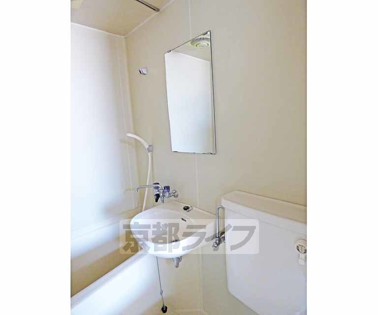 洗面設備　綺麗な洗面台です。