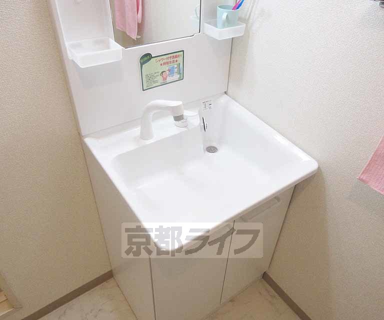 洗面設備　清潔な洗面台です。