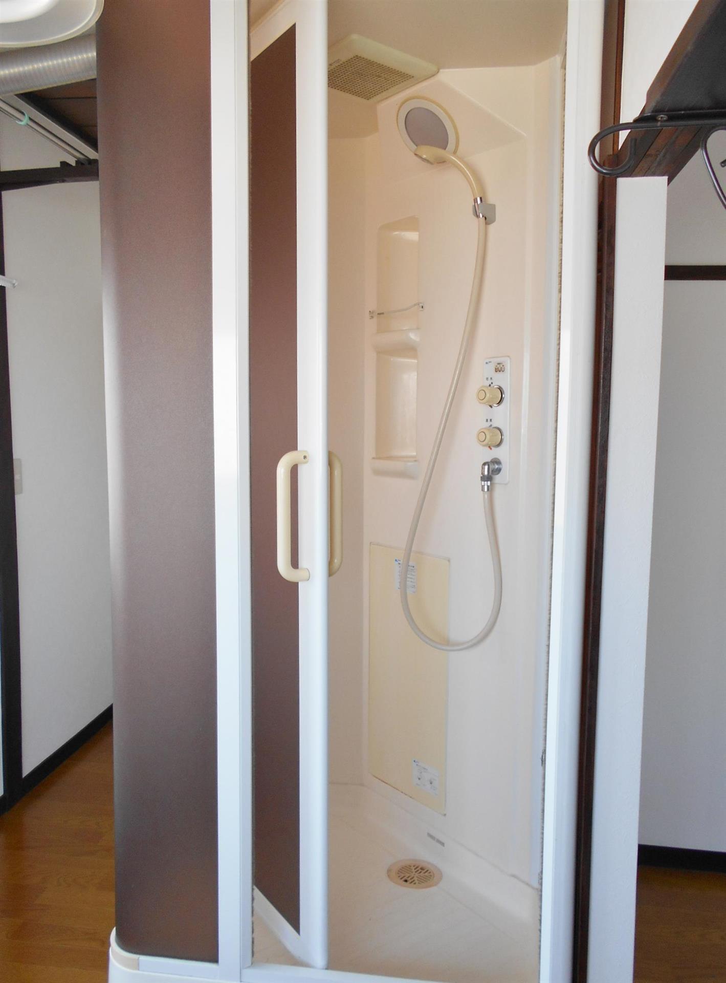 バス・シャワールーム　キッチンの後ろにあるシャワールーム♪