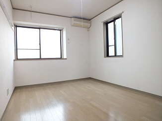 居室・リビング　二つ窓があり開放的です★