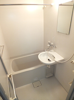 バス・シャワールーム　バストイレ別で洗面台と鏡がついてます★