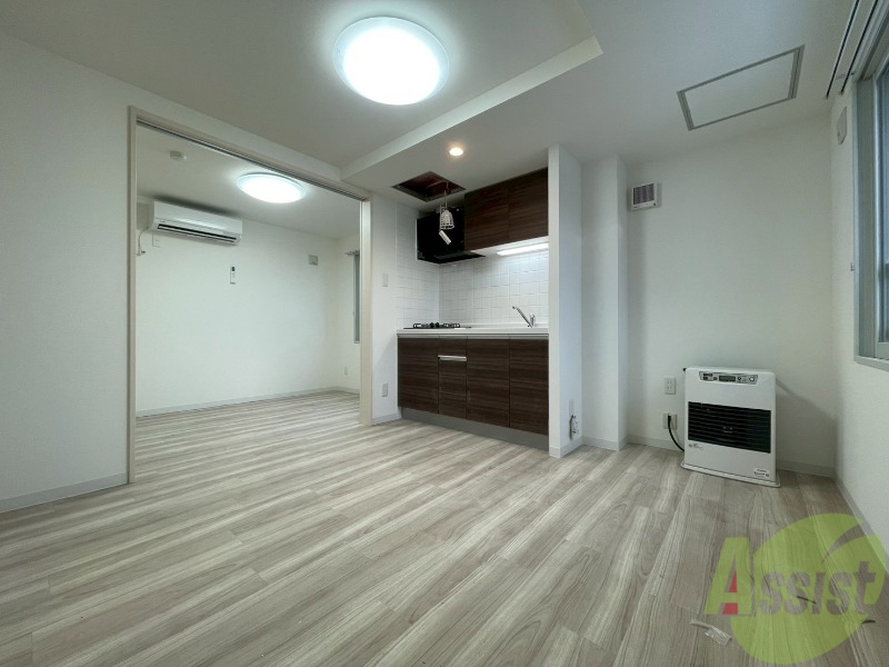 居室・リビング　フローリングや壁の色がお洒落な印象のリビングです。