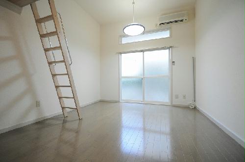 居室・リビング　天井高も高く開放的。