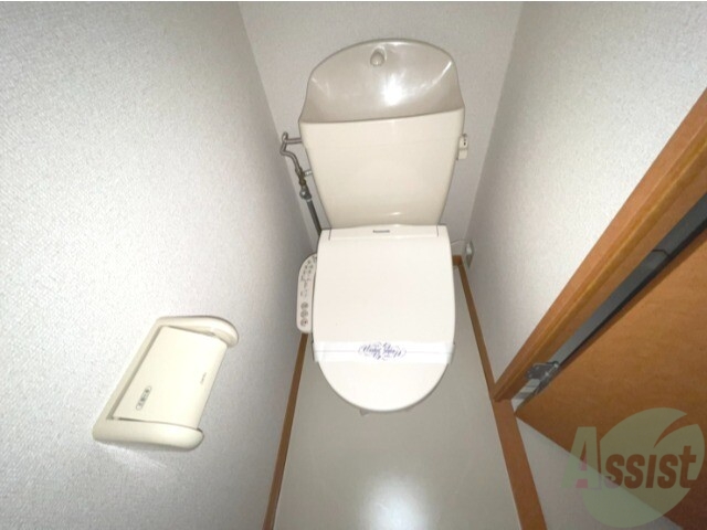 トイレ　温水洗浄便座なので快適に使用できそうですね。